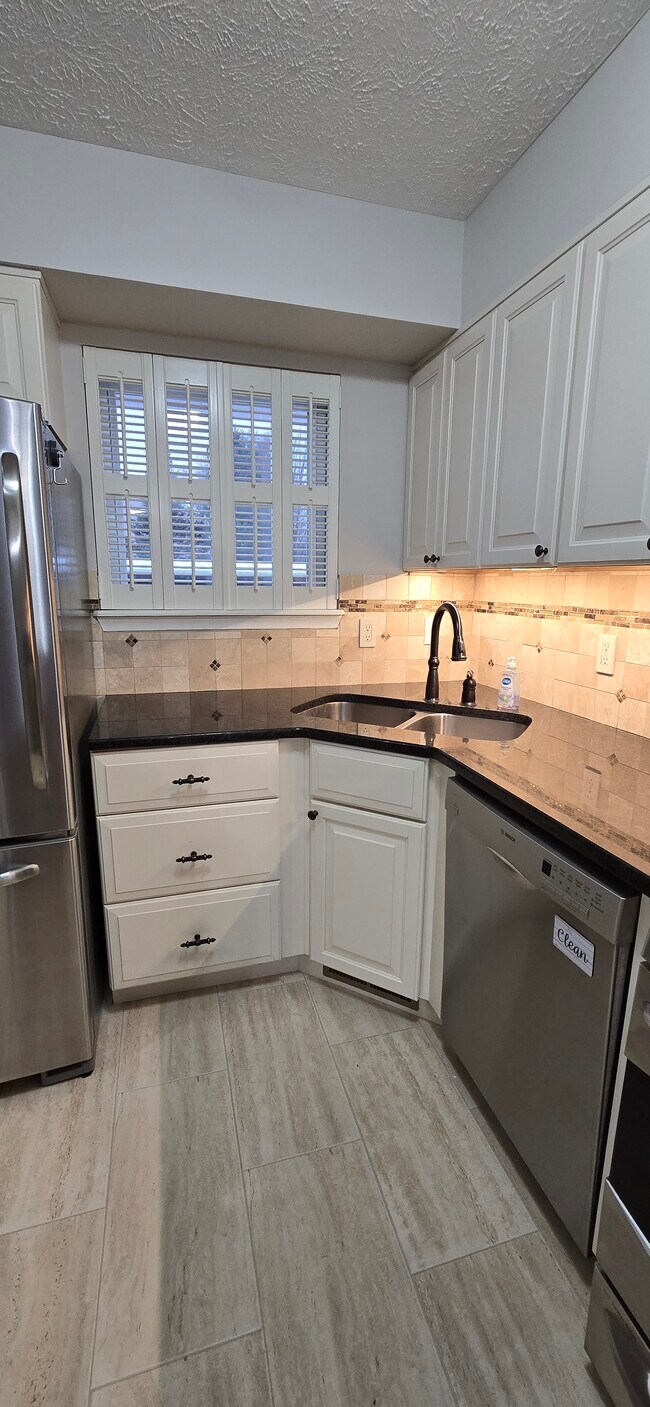 757 Island Ct unit C, Eaton Rapids, MI 48827 - photo 3