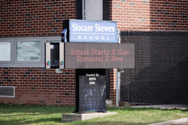 Slocum Skewes School in Ridgefield, NJ has 687 students enrolled.