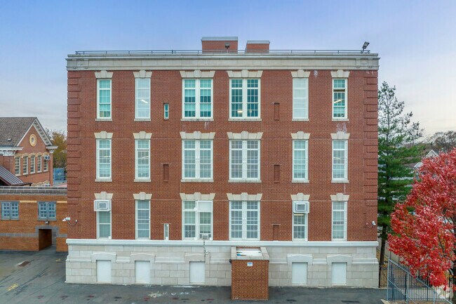 PS 1 Tottenville is an educational institution.