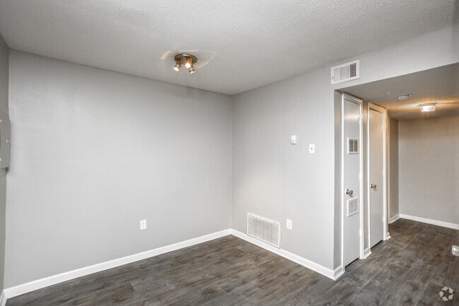 2BR, 1BA - 950SF