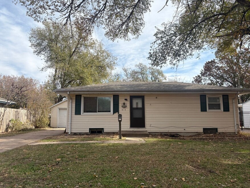 Beautiful 2 bedroom 1 bath with bonus room