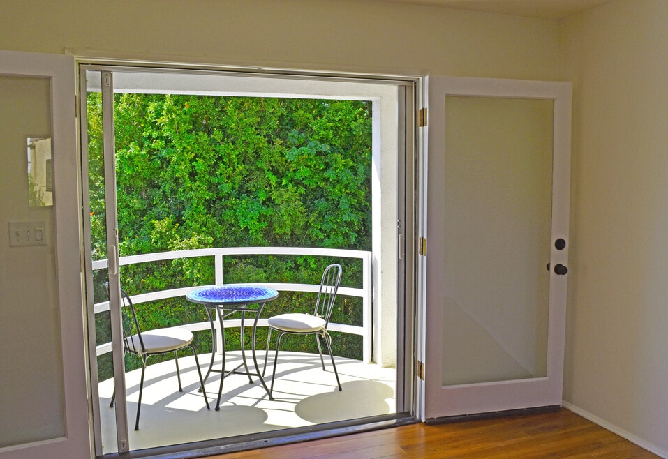 Balcony w/french doors/screens