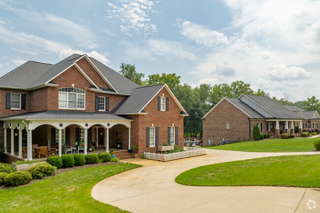 Oakwood-Hillcrest is is where some of the most beautiful homes and communities of Hickory are.