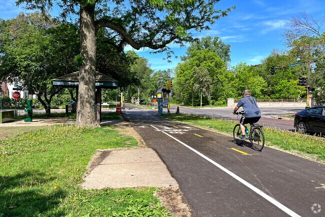 The Grand Rounds Scenic Byway runs along the southern edge of the neighborhood.