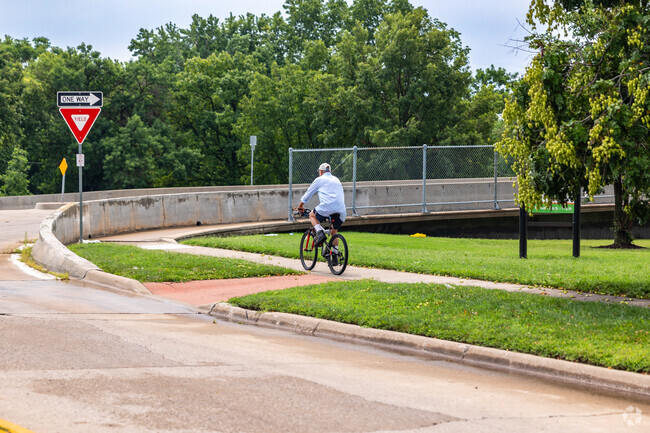 Take an afternoon bike ride through the paths in Oakland.