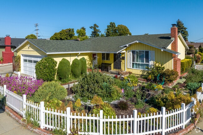 Lots of beautiful homes with manicured gardens can be found in Santa Clara.