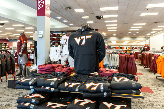 Glade-Westover students shop for textbooks & Virginia Tech-related apparel at Hokieshop.