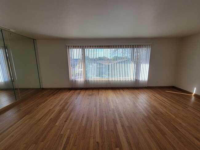 9225 S Cregier Ave, Chicago, IL 60617 - photo 4