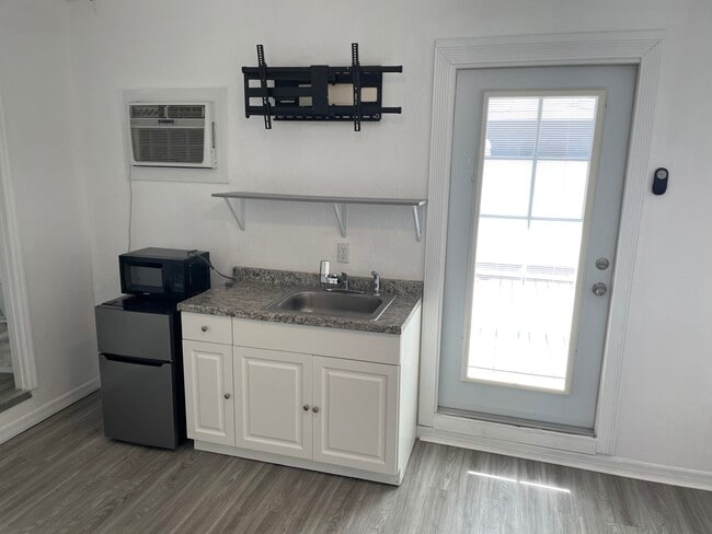 7193 17th Way N unit Studio, Saint Petersburg, FL 33702 - photo 5