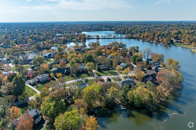There are 839 homes in the Lakeview Estates neighborhood.