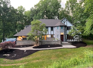 102 Longfellow Close, Moosic, PA 18507