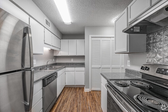 2BR, 2BA - 1,100SF