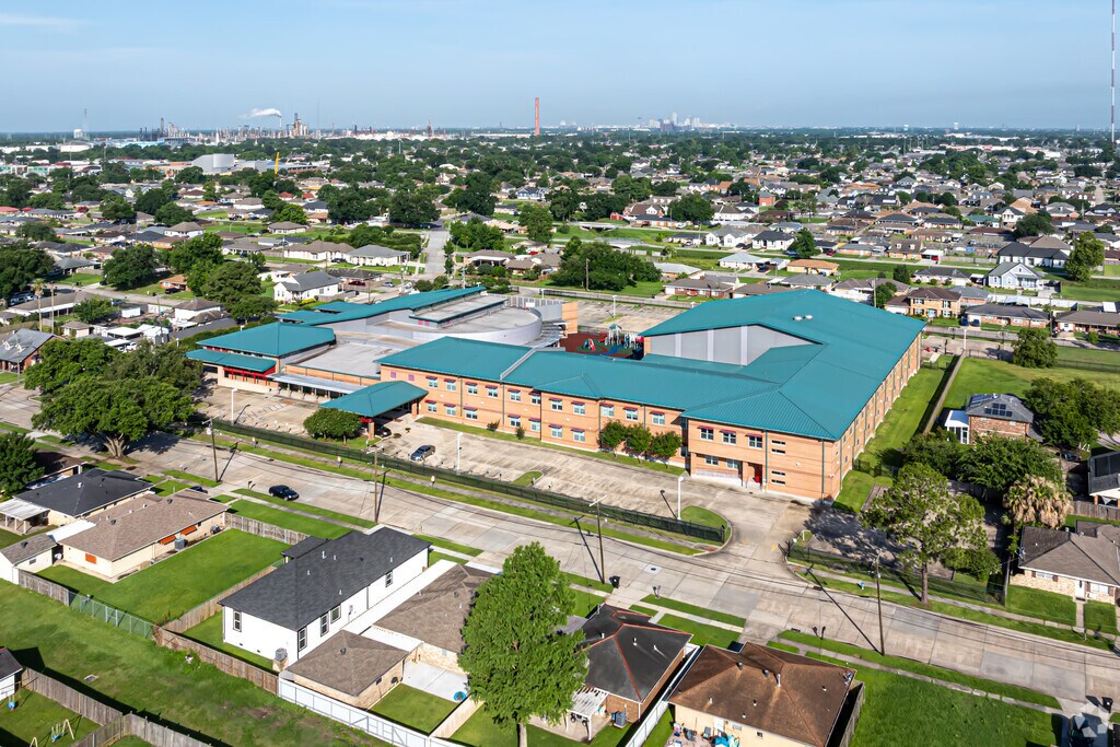 Lacoste Elementary School has 711 students in grades PK-5.