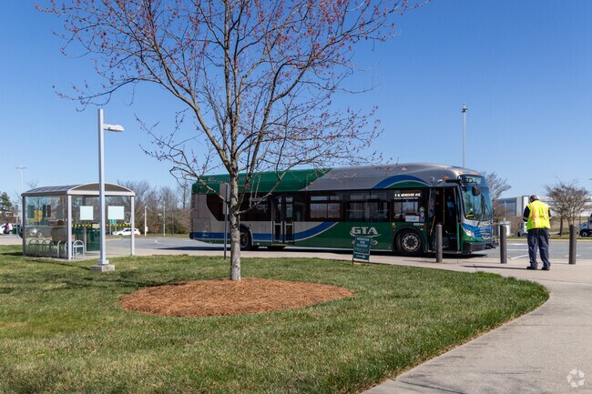 Phillips Ave's convenience: Public transit links the neighborhood.