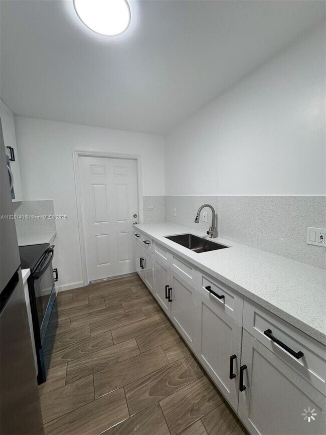 617 NW 3rd Ave, Hallandale Beach, FL 33009 - photo 2