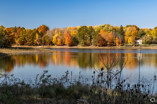 McKelvey Lake sits to the north of Lincoln Knolls.