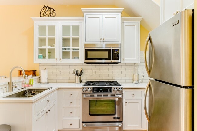 2565 NW Thurman St unit 2565, Portland, OR 97210 - photo 2