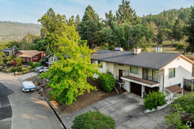 Cottage District is home to many Raised Ranch style homes.