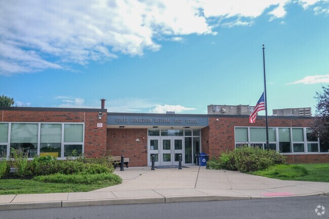 South Hunterdon High School has a student-teacher ratio of 8 to 1 and scores an overall Niche grade of B.