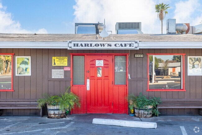 Enjoy a weekly breakfast with neighbors at Harlow’s Cafe in Mitchell Park West.