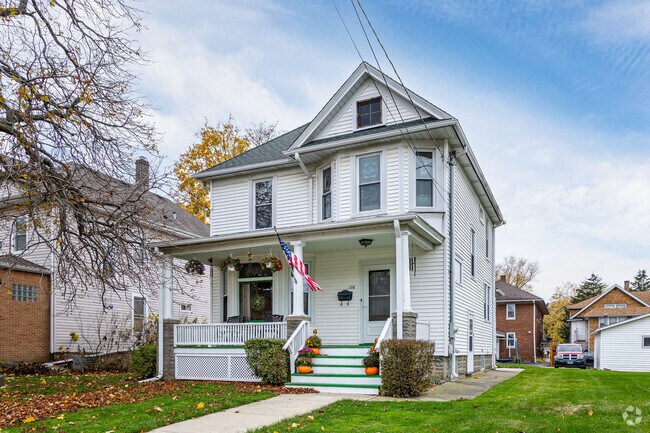 Home styles in Lyon Grove range in price from 175,000 and 300,000 dollars.