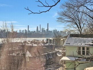 9 Old Wood Rd, Edgewater, NJ 07020