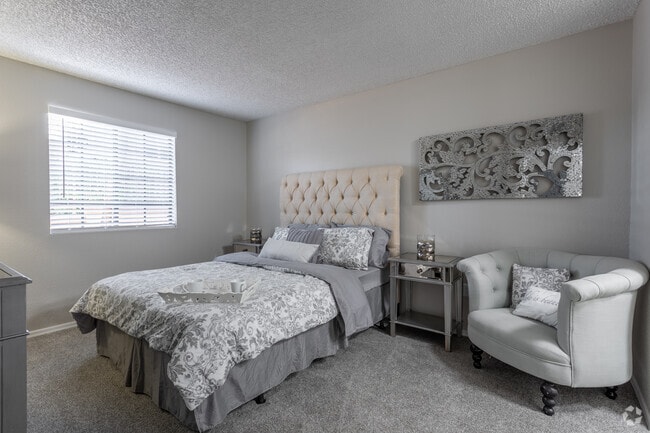 2BR, 2BA - 1,000 SF