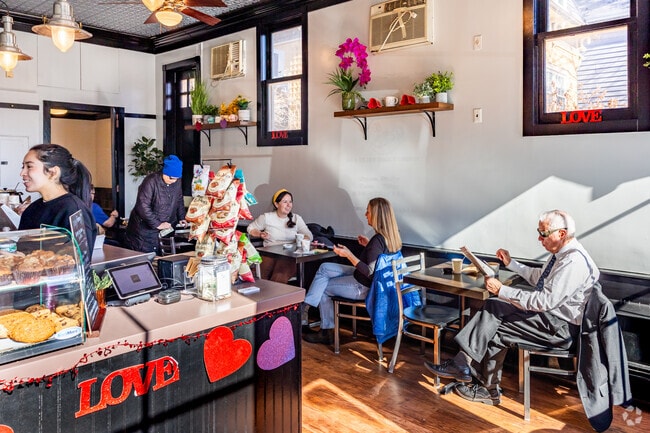 Sea Cliff Daily Grind serves coffee and fresh baked goods downtown.