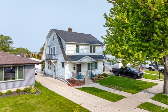 Colonial style homes are alsoseen in the Indiana Corridor neighborhood.
