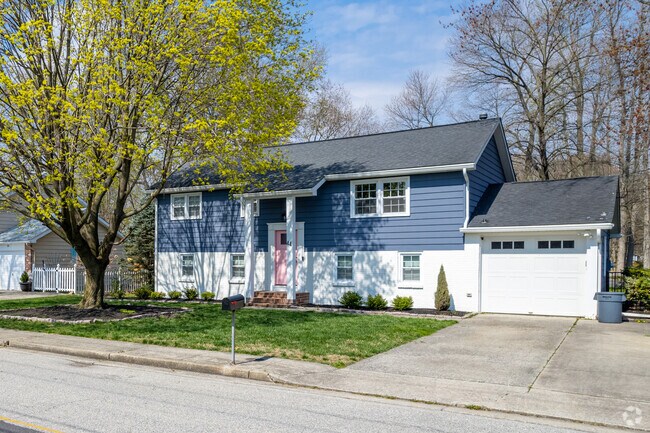 Find classic homes styled houses with attached garages in Pennsville, NJ.