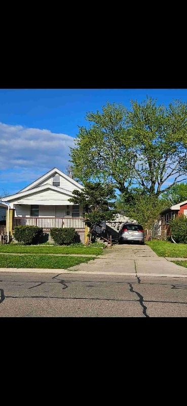 24520 Schroeder Ave, Eastpointe, MI 48021