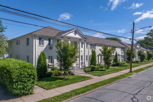 Lynn Apartments, Bridgeport, CT 06606 - photo 2