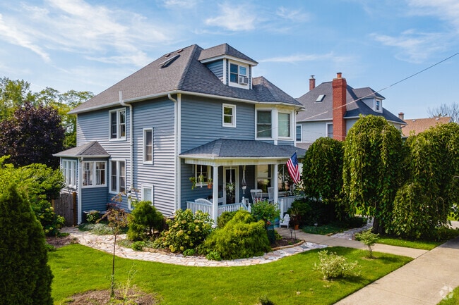 Foursquare homes with front porches can be found throughout Lake Zurich.
