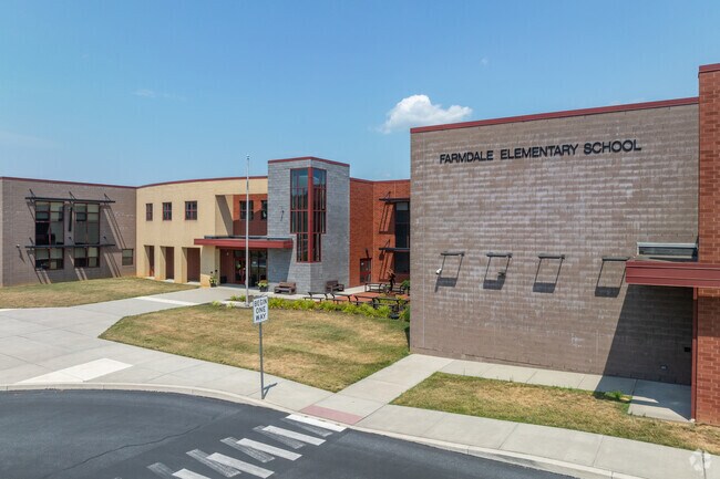 Farmdale Elementary School received an overall grade of A- from Niche.