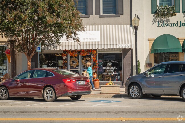 There is easy parking and plantiful sidewalks through the heart of Ringgold near Dallondale.