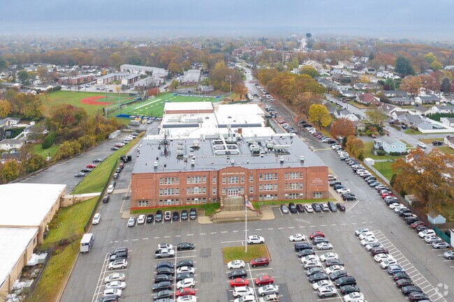 North Providence High educates nearly 1,000 teens in grades 9–12 close to Allendale-Lymansville.