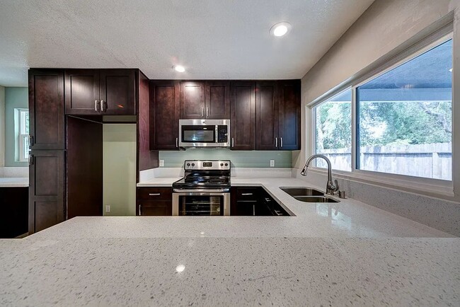 5923 Revelstok Dr, Sacramento, CA 95842 - photo 2