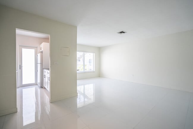 Biarritz Place, Miami Beach, FL 33141 - photo 4
