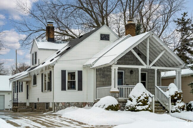 Cottage homes dot the landscape in and around Bay City.