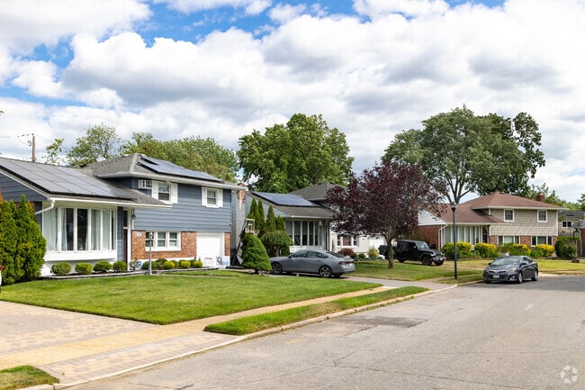 Most split-level homes in North Wantagh sell for about $900,000.