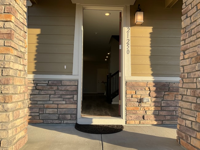21250 E Radcliff Place, Aurora, CO 80015 - photo 2