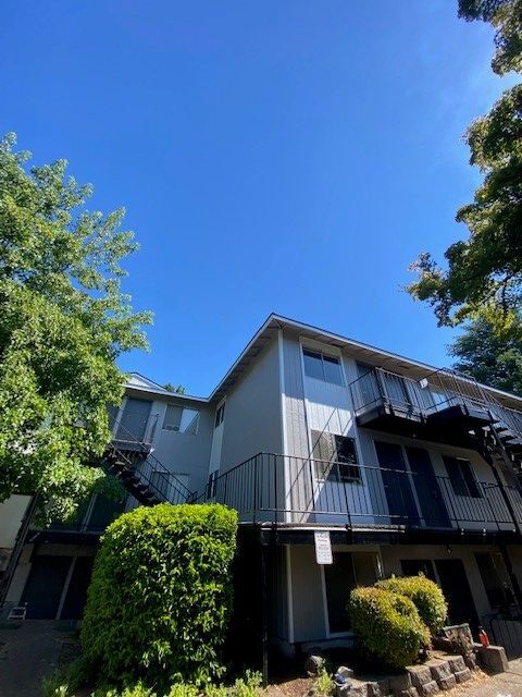 HOLIDAY RENT SPECIALS: BEAUTIFULLY RENOVATED STUDIO APARTMENTS, Corvallis, OR 97330 - photo 1