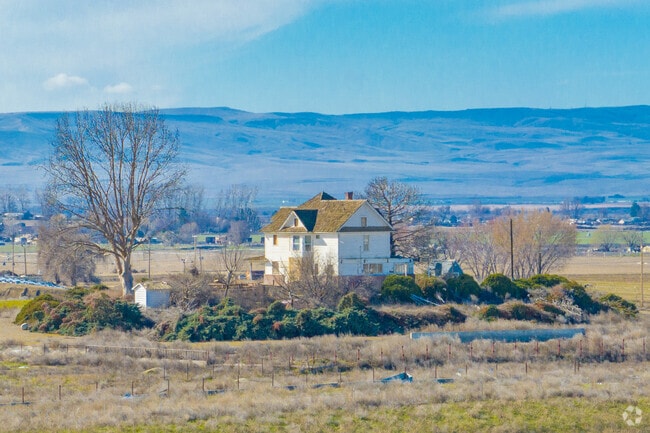 Many Sunnysiders live in old farmhouses on agricultural land surrounding the town.