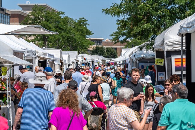 Browse the art in downtown Glenview during the Annual Art at The Glen Festival.