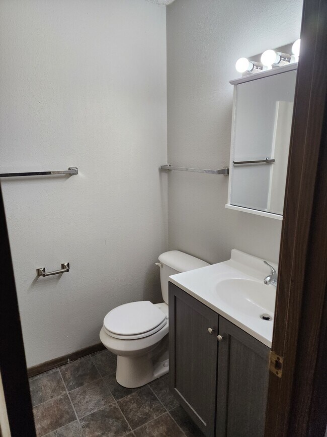 102 Oak St unit 1, Hiawatha, IA 52233 - photo 6