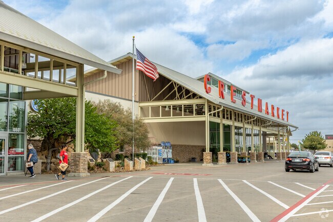 Crest Fresh Market is convenient to the Southridge-Shadowlake neighborhood.