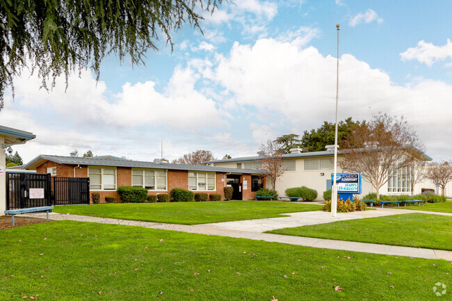 Pomeroy Elementary School challenges and encourages children to learn in Santa Clara.