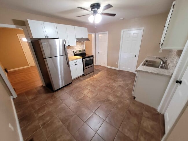 391 Putnam Pike unit C, Dayville, CT 06241 - photo 2