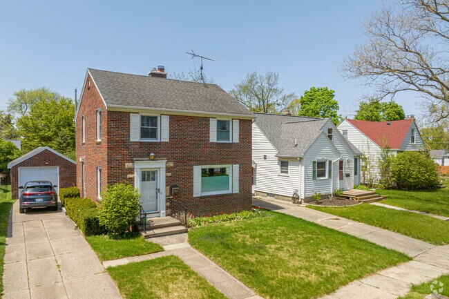 Colonial and Traditional homes in the Quentin Park neighborhood
