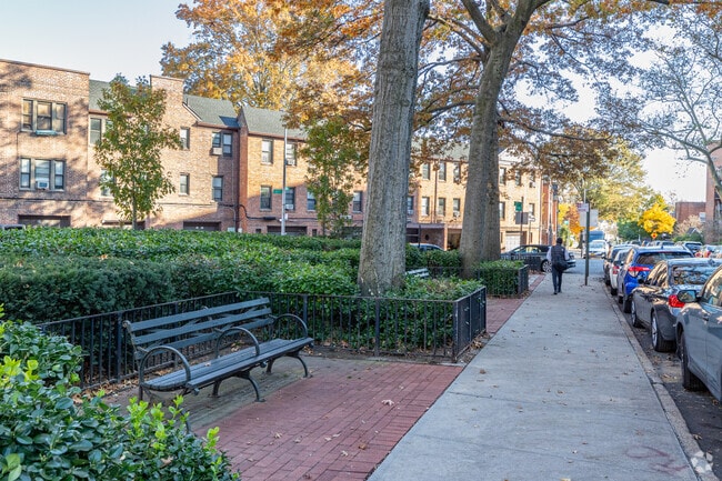 Eight Oaks Triangle has east street access.